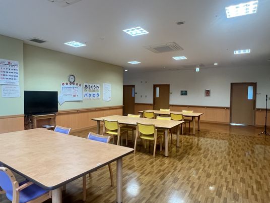 居心地の良い広々とした食堂