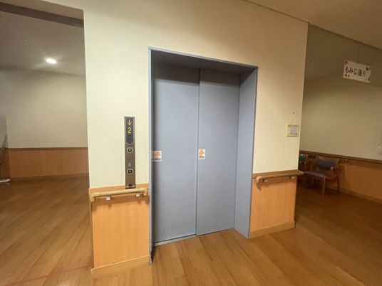 広々としたエレベーター