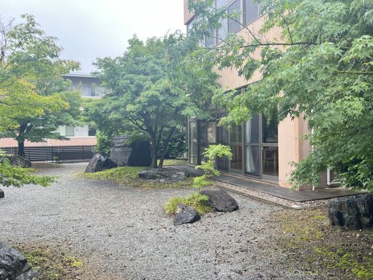 緑に囲まれた中庭