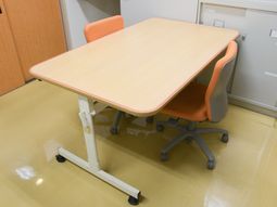 高さ調整可能な作業テーブル