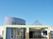 青空と施設の外観