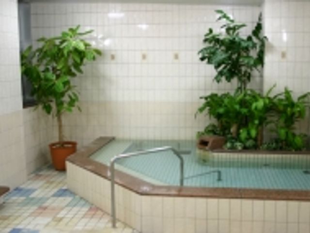 植物が飾られた浴室 浴室 ゆったりとした空間で緑に囲まれて入浴を楽しめます。リフレッシュに最適な環境です。