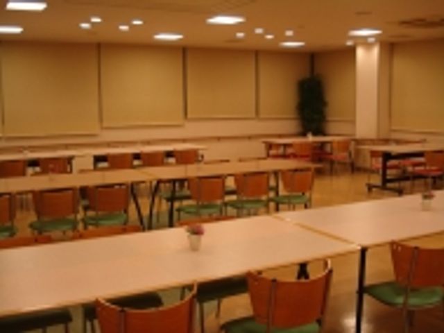 広い室内の様子 食堂 明るく広々とした食堂です。テーブルが多く、ゆったりとした時間を過ごせます。