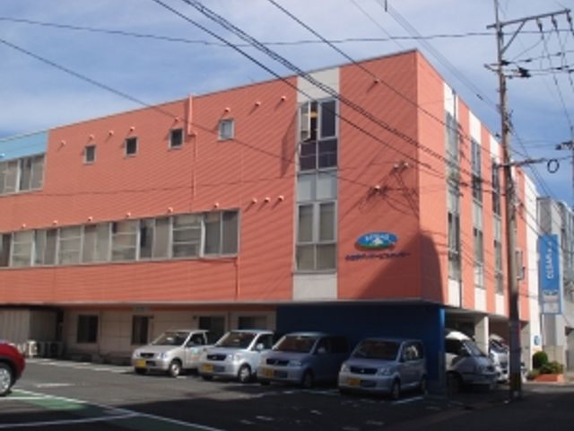 施設の外観 外観 駐車場が併設されたアクセスの良い建物です。車通勤をお考えの方に便利です。