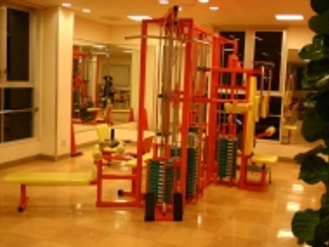 トレーニング機器がある部屋 機能訓練室 広々とした機能訓練室で、最新のトレーニング機器が設置されています。自然光が差し込み、明るい環境で快適に働けます。
