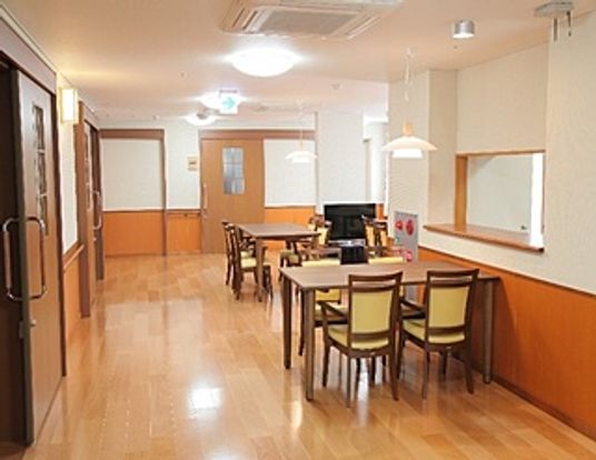 自然光が入る食堂