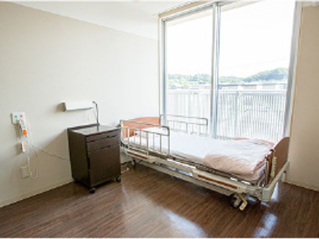 ゆったりとした居室 居室 明るく広々とした個室です。大きな窓からの光が心地よい空間を作り出しています。