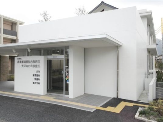 白い建物のエントランス