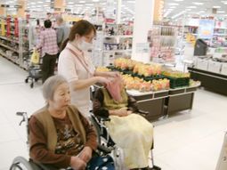 車椅子の高齢者とスタッフ