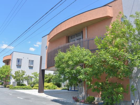 明るい建物の外観