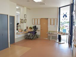 明るい空間と車椅子