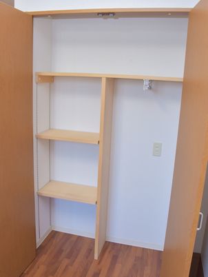 木製の空のクローゼット