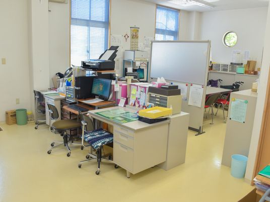 明るい事務室の様子