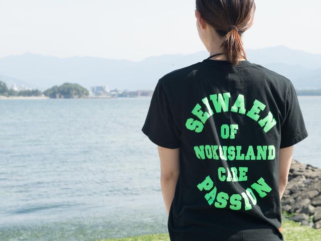 海を背に立つ人 海辺で心を落ち着けるスタッフがいます。こちらからも新しい風が吹き込む職場を感じられます。