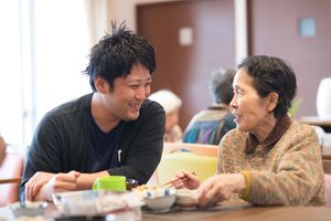 食事時の笑顔の瞬間