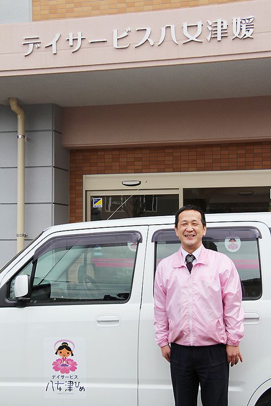 利用者向け送迎車とスタッフ