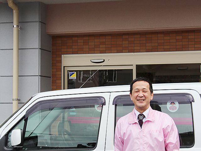 利用者向け送迎車とスタッフ 外観 明るく笑顔のスタッフとともに、快適な移動をサポートする送迎サービスが整っております。