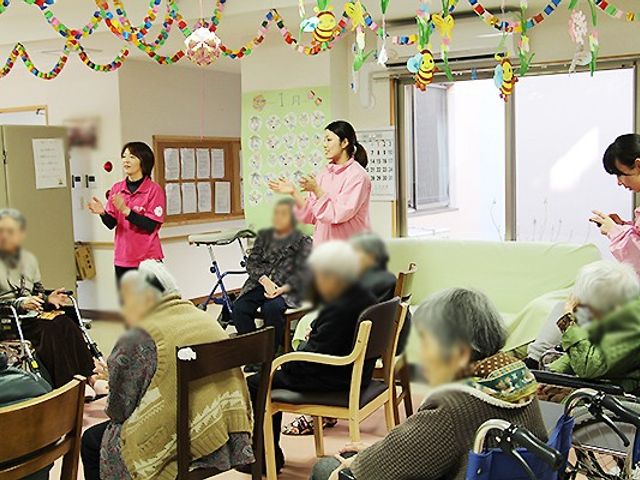 交流の場、ラウンジ ラウンジ 陽の光が差し込む明るいスペースでは、友人やスタッフと楽しく交流できます。