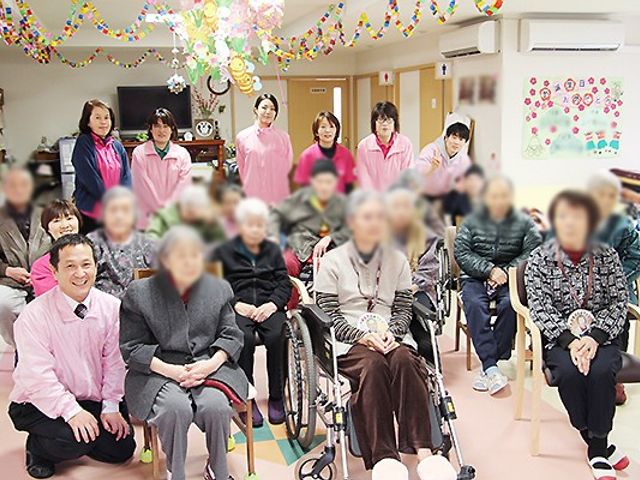 笑顔の集まりリビング リビング 明るい空間での集いが魅力のリビングです。スタッフと共に過ごす温かいひと時をお届けします。