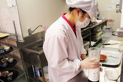 明るいキッチンで働くスタッフ