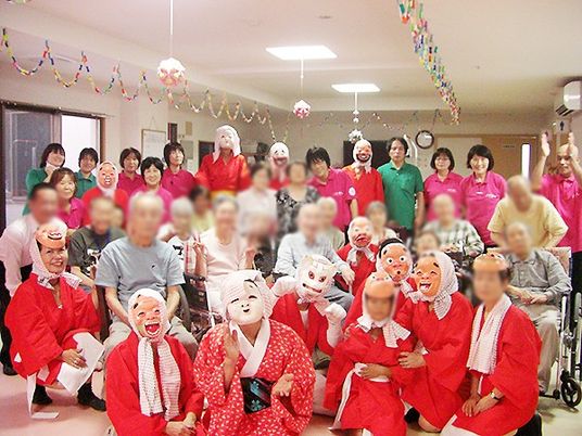 楽しそうな笑顔の集まり