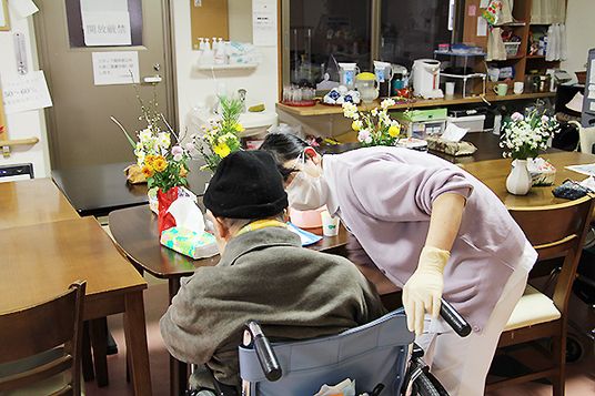 ケアスタッフと利用者の様子
