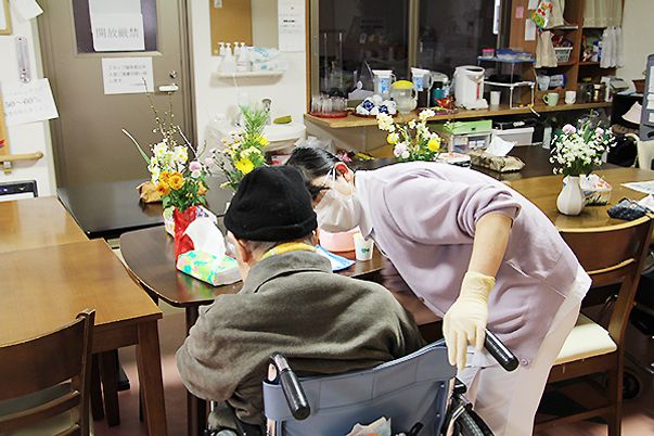 ケアスタッフと利用者の様子