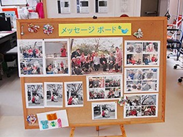 掲示物のメッセージボード 掲示物 さまざまな写真が飾られたメッセージボードです。イベントや活動の様子がうかがえます。
