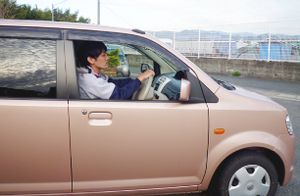 車の運転をする人
