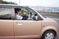 車の運転をする人