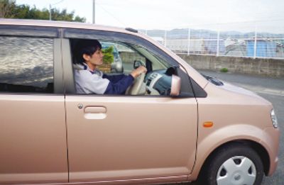 車の運転をする人