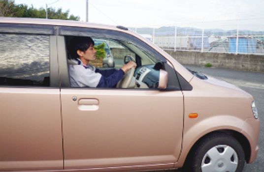 車の運転をする人