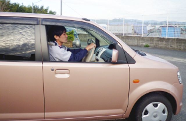 車の運転をする人