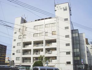 白い建物の外観  