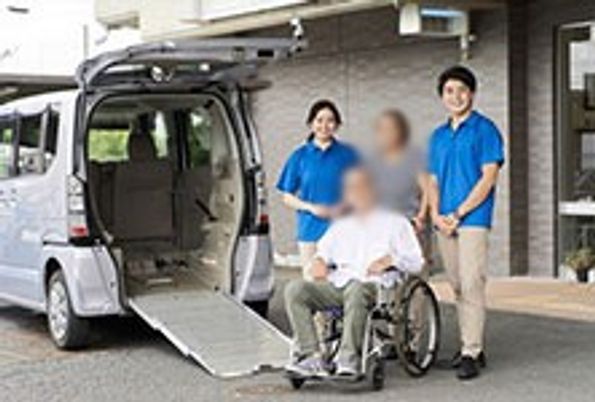 車椅子の人とスタッフ