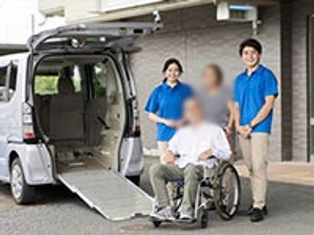 車椅子の人とスタッフ 外観 スタッフがサポートする姿が見られ、働く雰囲気を感じられる場面です。優しいサポートが魅力です。
