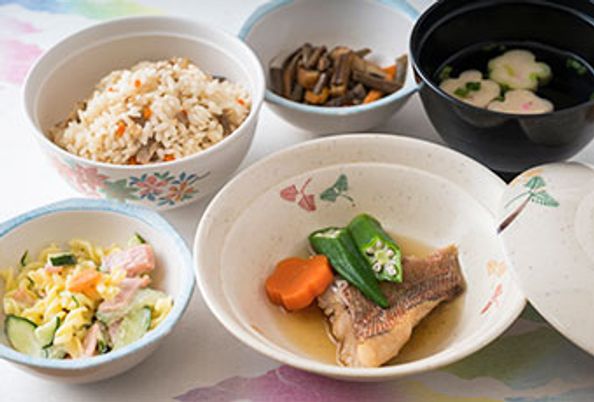彩り豊かな食事の食堂