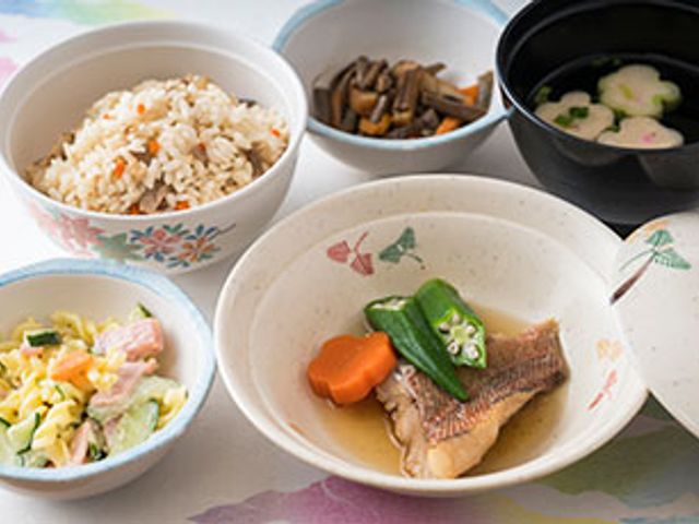 彩り豊かな食事の食堂 食堂 色とりどりの料理が並び、栄養バランスに配慮されています。季節の食材が使用されています。