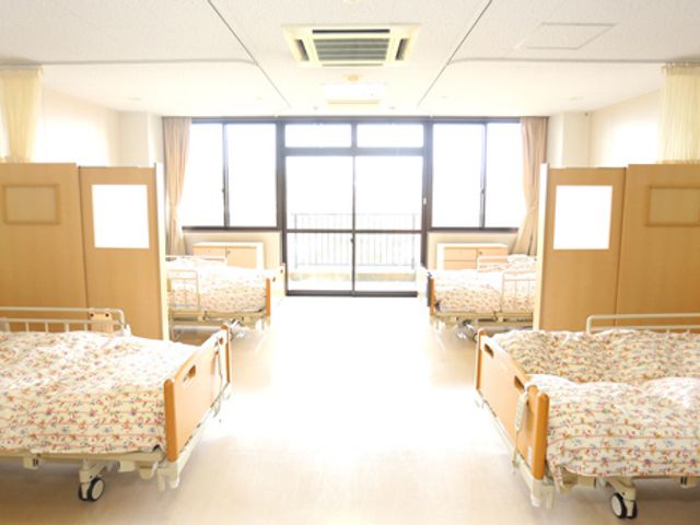 光が差し込む居室 居室 広々とした自然光が差し込む部屋です。居心地良く過ごせる明るい空間が魅力です。