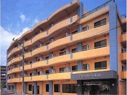 オレンジ色の建物外観