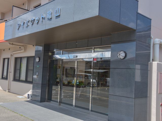 モダンな建物のエントランス 玄関 清潔感のあるエントランスは、訪れた方を暖かく迎え入れます。明るく開放的な空間で、働く環境も快適です。