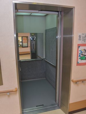 手すり付きエレベーターの入り口