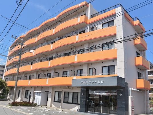 オレンジ色の外壁の施設