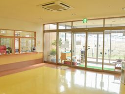 広々とした明るいエントランス