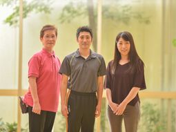 スタッフ３人と中庭