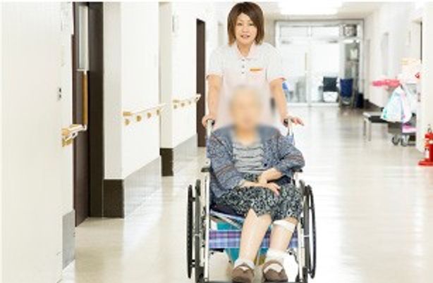 車椅子利用者と介護士の廊下