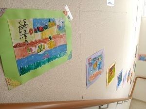掲示物のある階段横  
