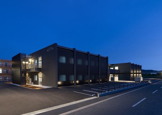 夜の建物外観