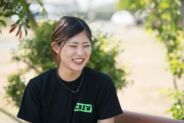 スタッフが笑顔で外に