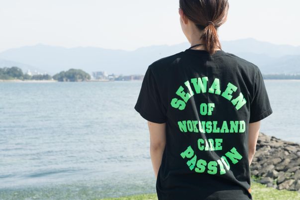 湖畔に立つ人の後姿